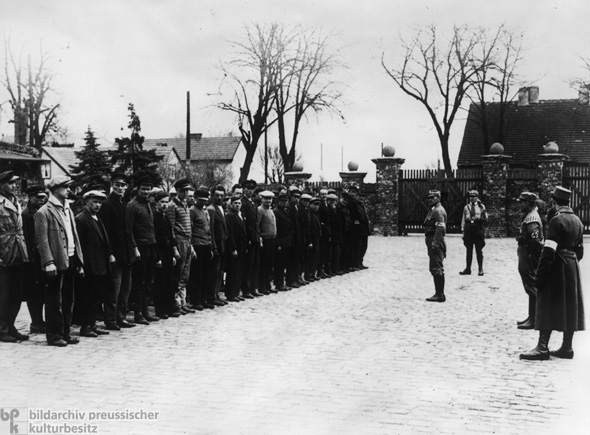 Häftlinge beim Appell im „Schutzhaftlager” Oranienburg bei Berlin (1. April 1933)